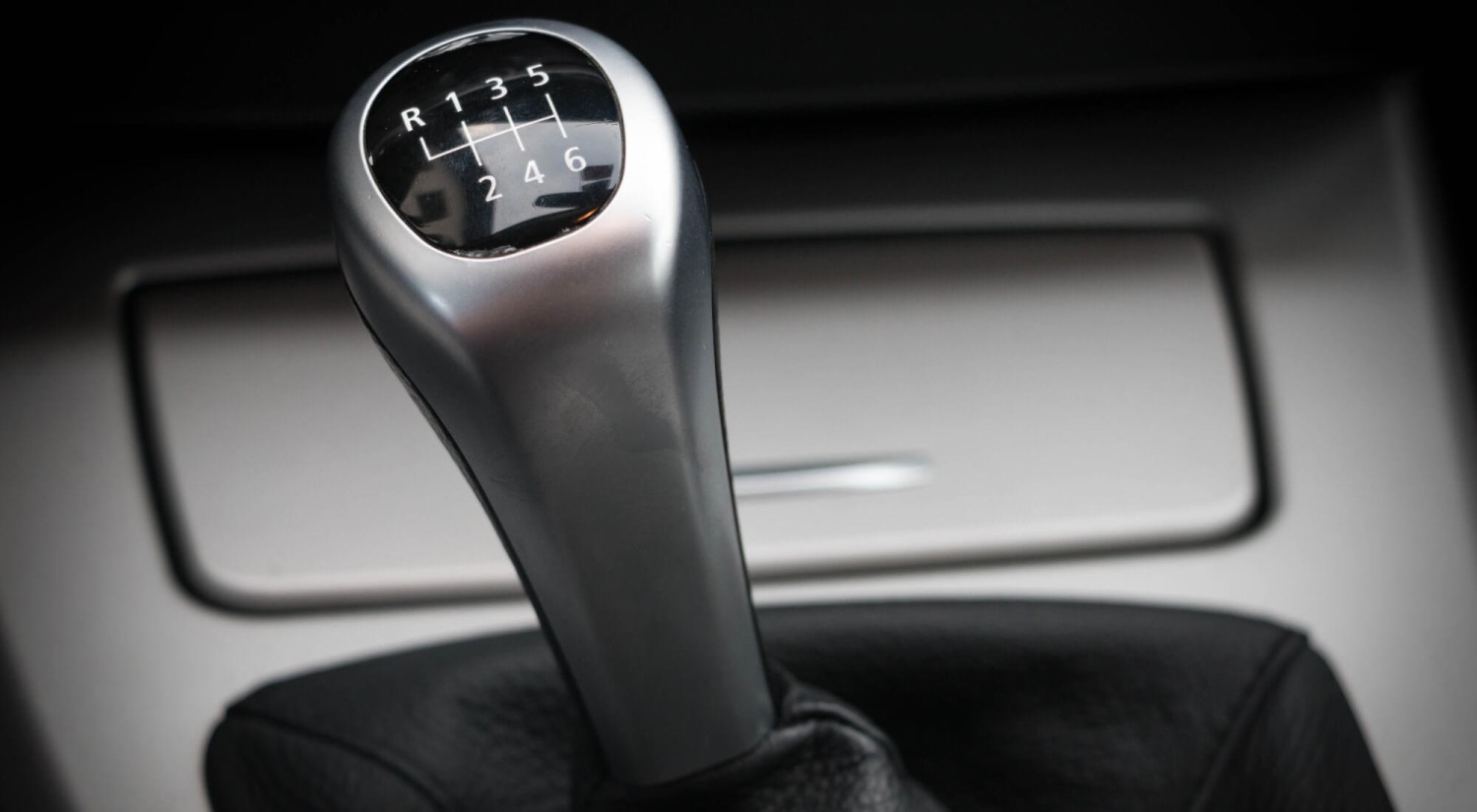 ¿Arrancas el coche sin pisar el embrague? El gesto que diferencia a los buenos conductores