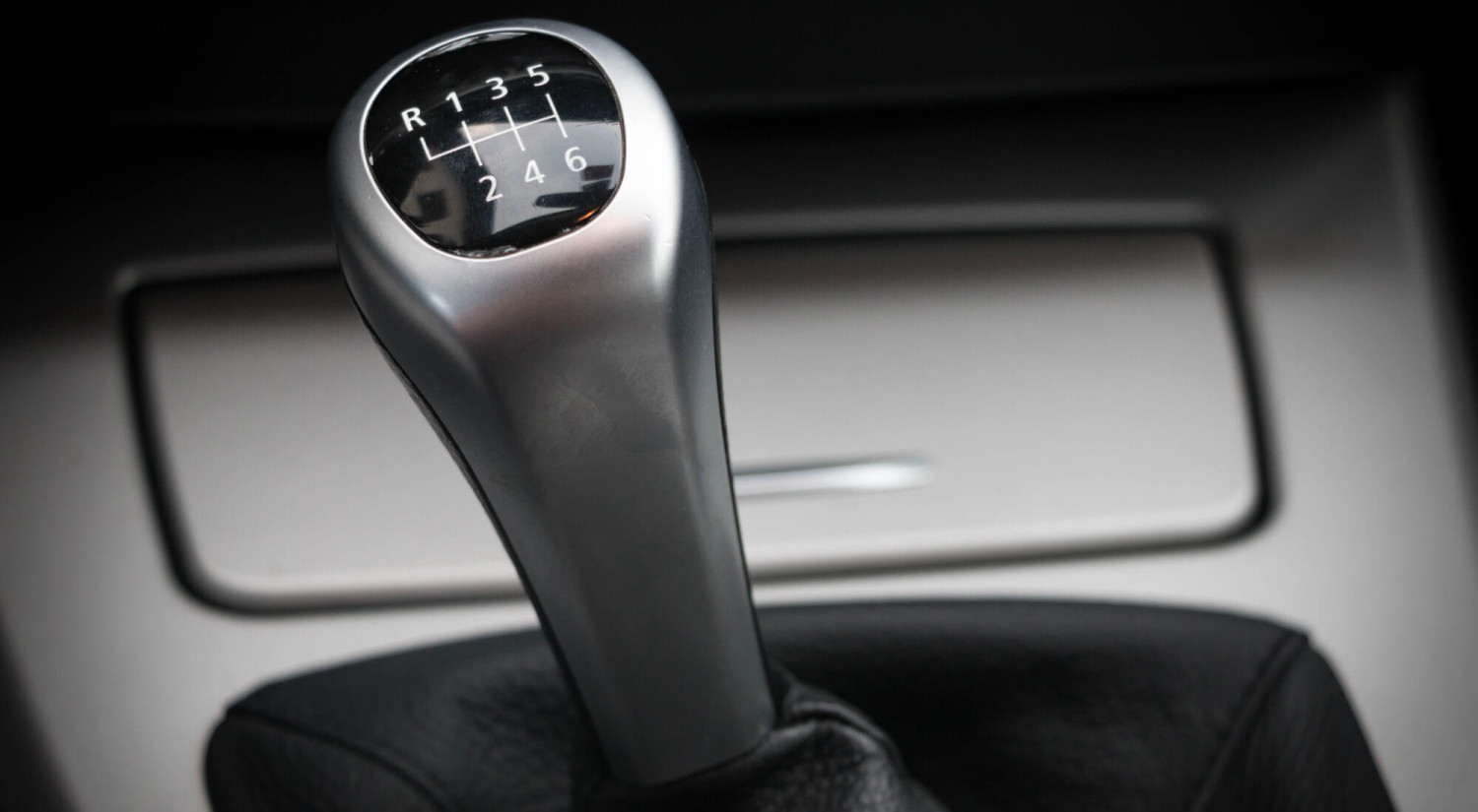 ¿Arrancas el coche sin pisar el embrague? El gesto que diferencia a los buenos conductores