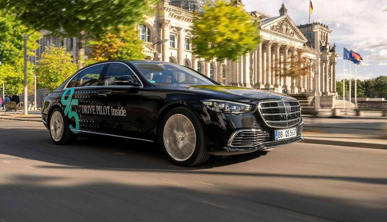 Tesla, Mercedes, El empuje de Tesla fuerza a Mercedes a acelerar el despliegue de su conducción autónoma
