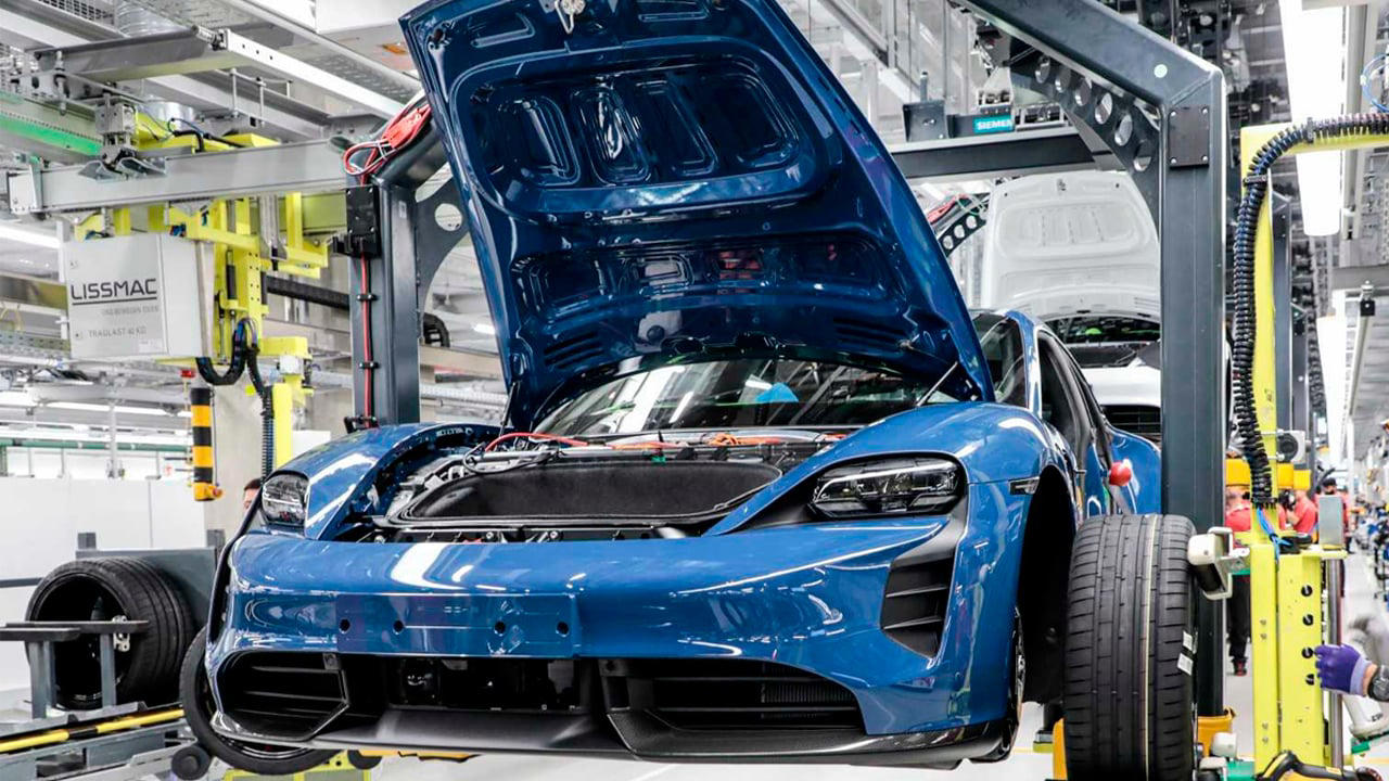 Porsche para la producción del Taycan y lanza una señal preocupante sobre los eléctricos de lujo