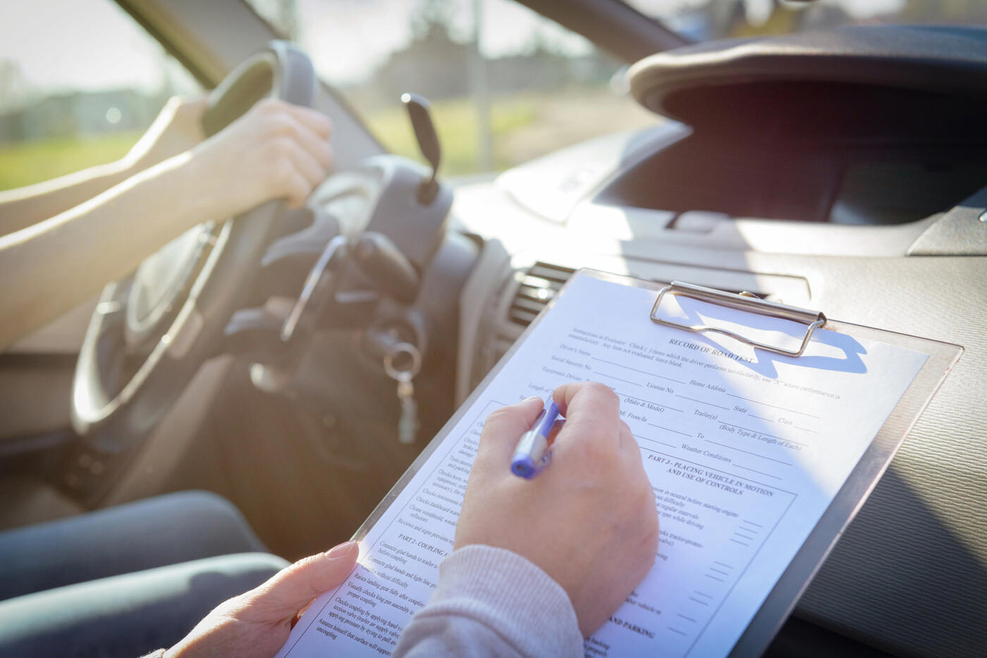 Aprender a conducir sin pisar un coche: el plan que puede cambiar para siempre el carnet de conducir