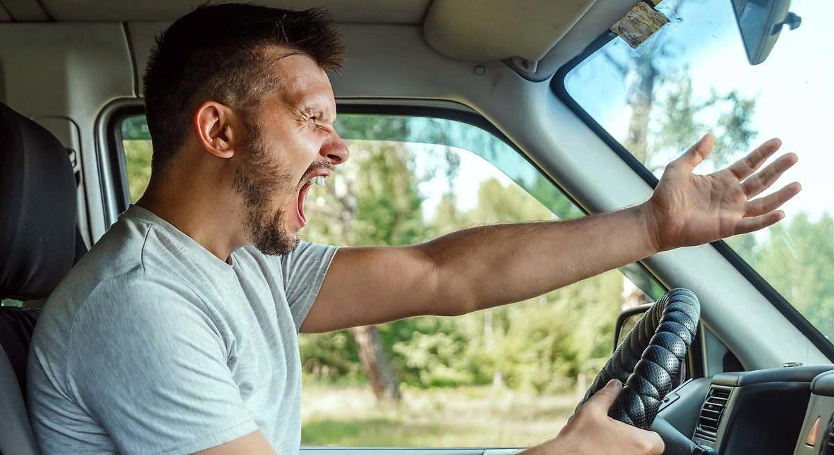 Nos transformamos cuando cogemos el coche: tres de cada cuatro conductores admiten que insultan al volante