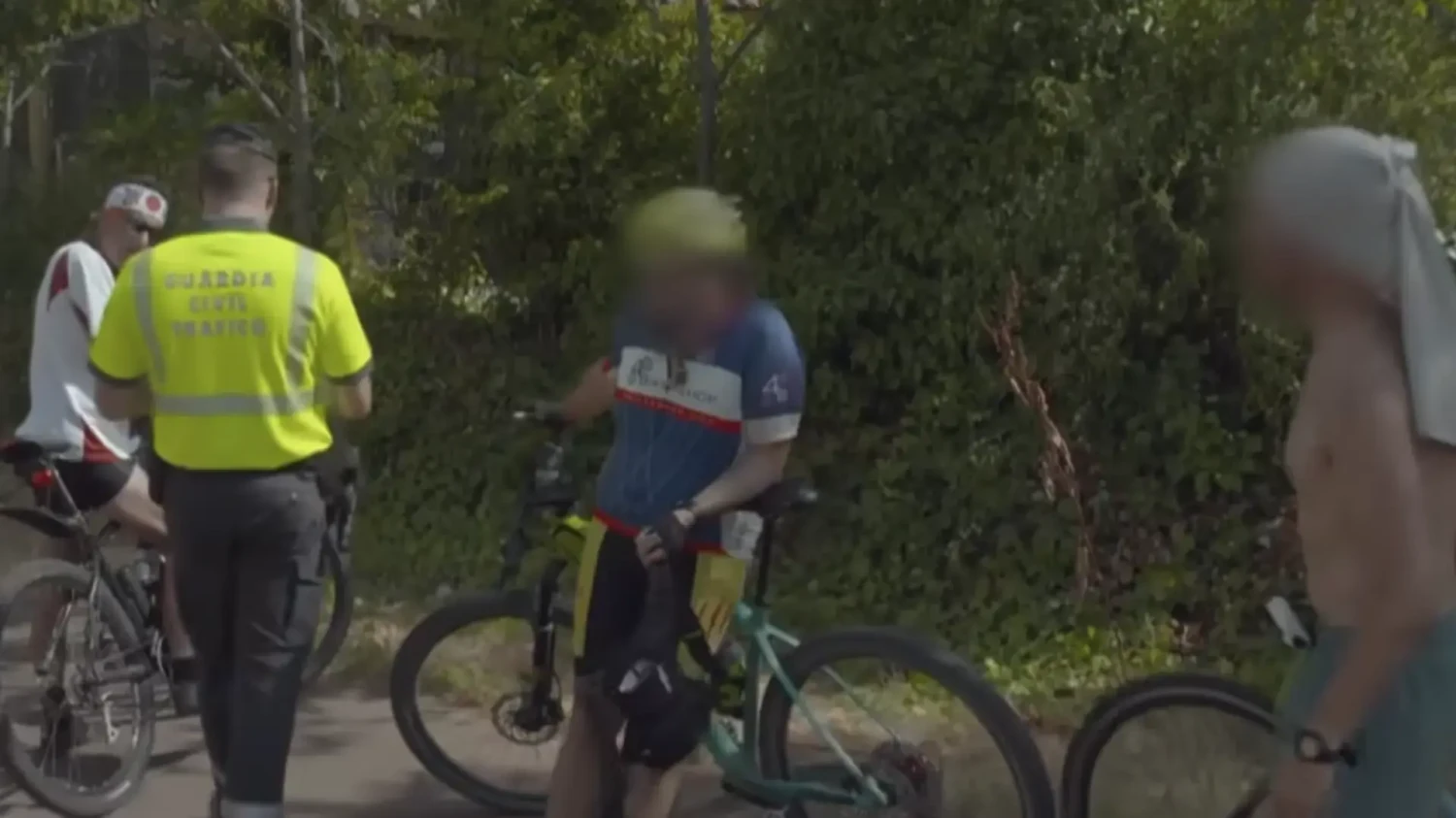 Citroën, La Guardia Civil también actúa en el carril bici: en Madrid multaron a tres ciclistas en un concurrido carril bici