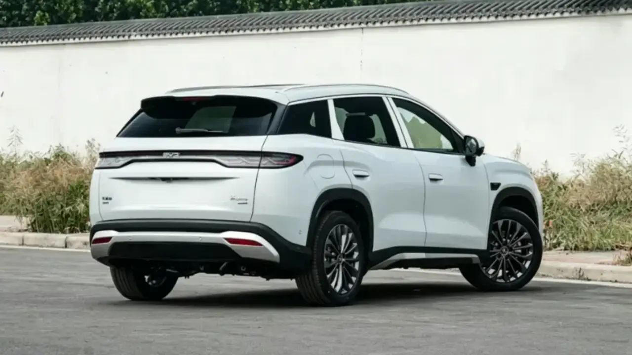 Tras triunfar con el Song Ultra eléctrico, BYD dobla la apuesta con su nueva versión híbrida enchufable