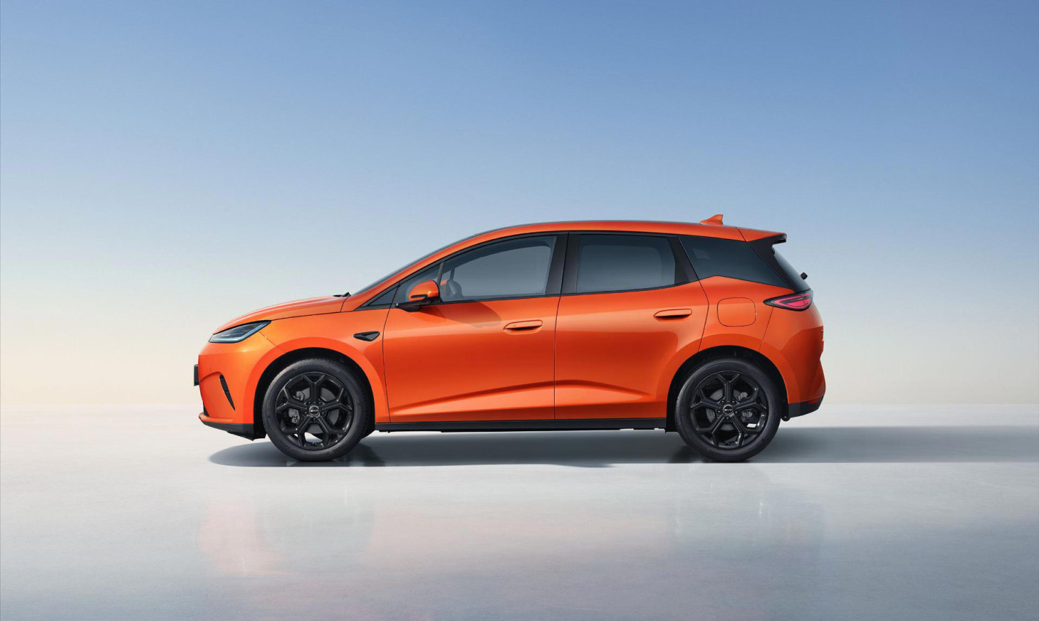 BYD ya tiene su primer coche hecho por y para Europa: BYD Dolphin G DM-i