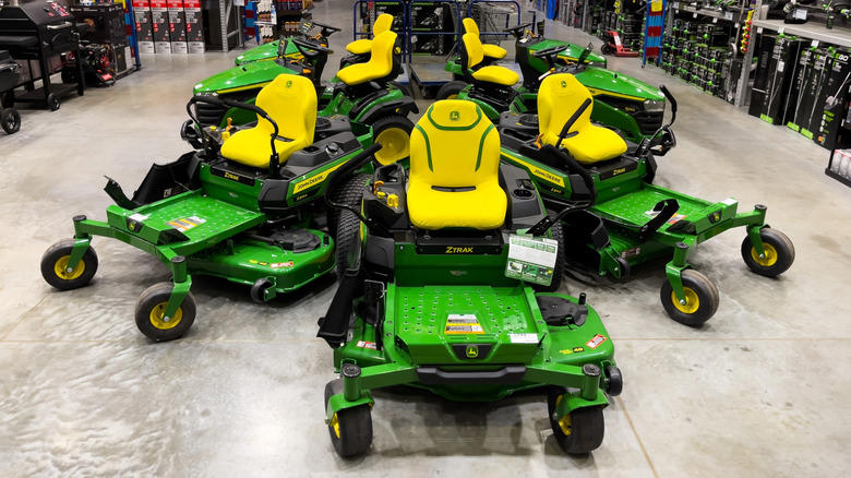 Zero turn vs. riding mower: What's the difference?