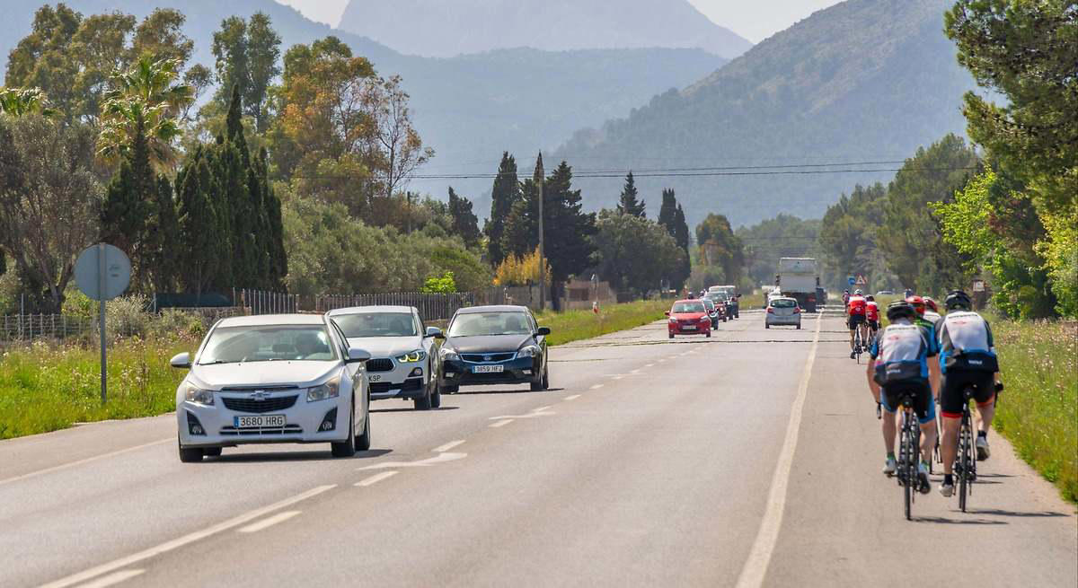 El BOE lo hace oficial: adiós a los ciclistas de los arcenes de las carreteras tras la nueva ordenanza vial