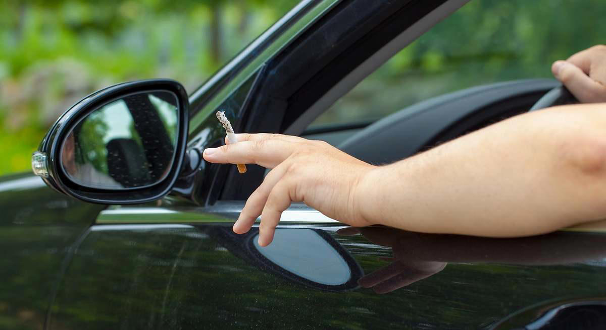 Multados con 500 euros y 6 puntos los conductores que fumen en el coche y cometan este error al tirar la colilla
