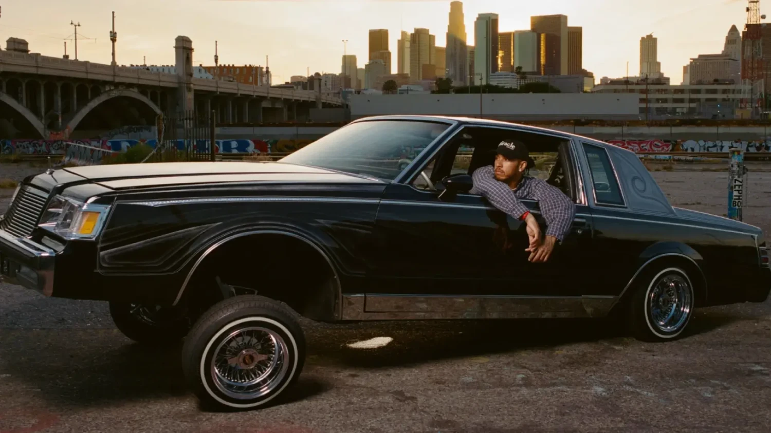 Lewis Hamilton se monta en el coche más raro de toda su vida: 