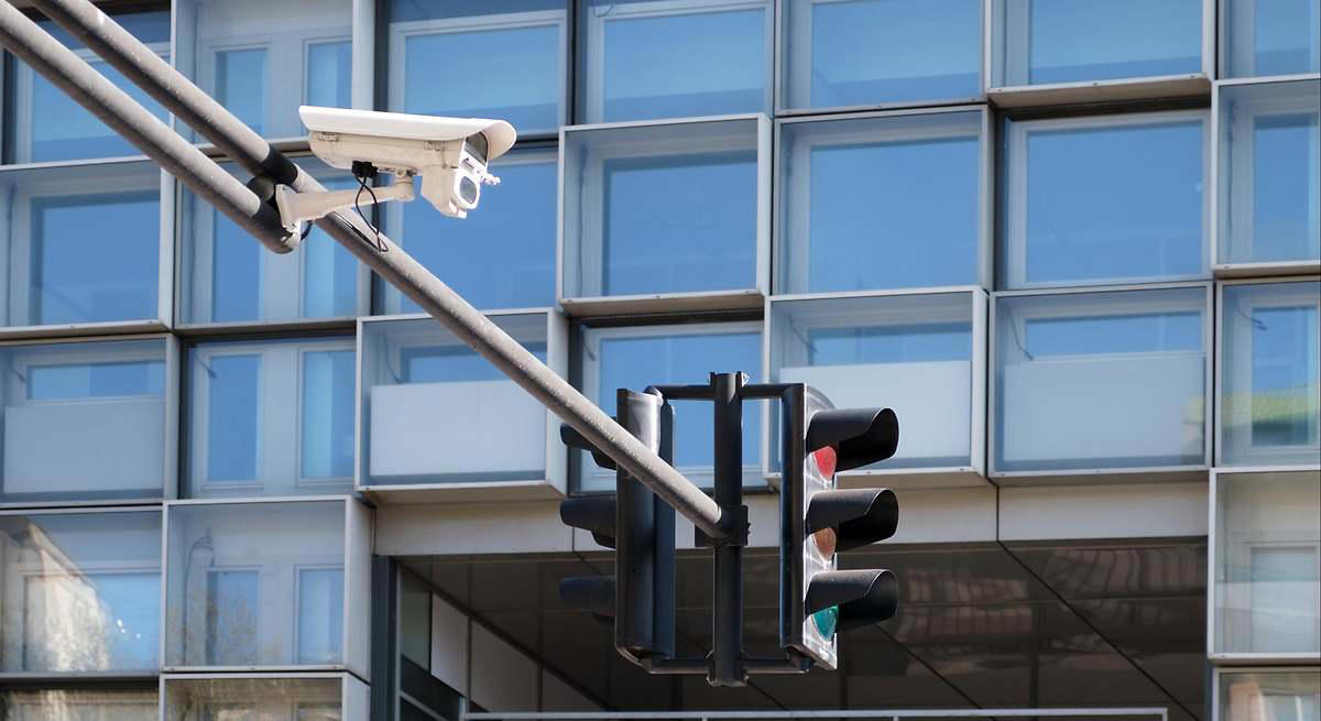 El radar 8 en 1 ya funciona en España: controla velocidad, semáforos, cinturón y hasta los giros prohibidos