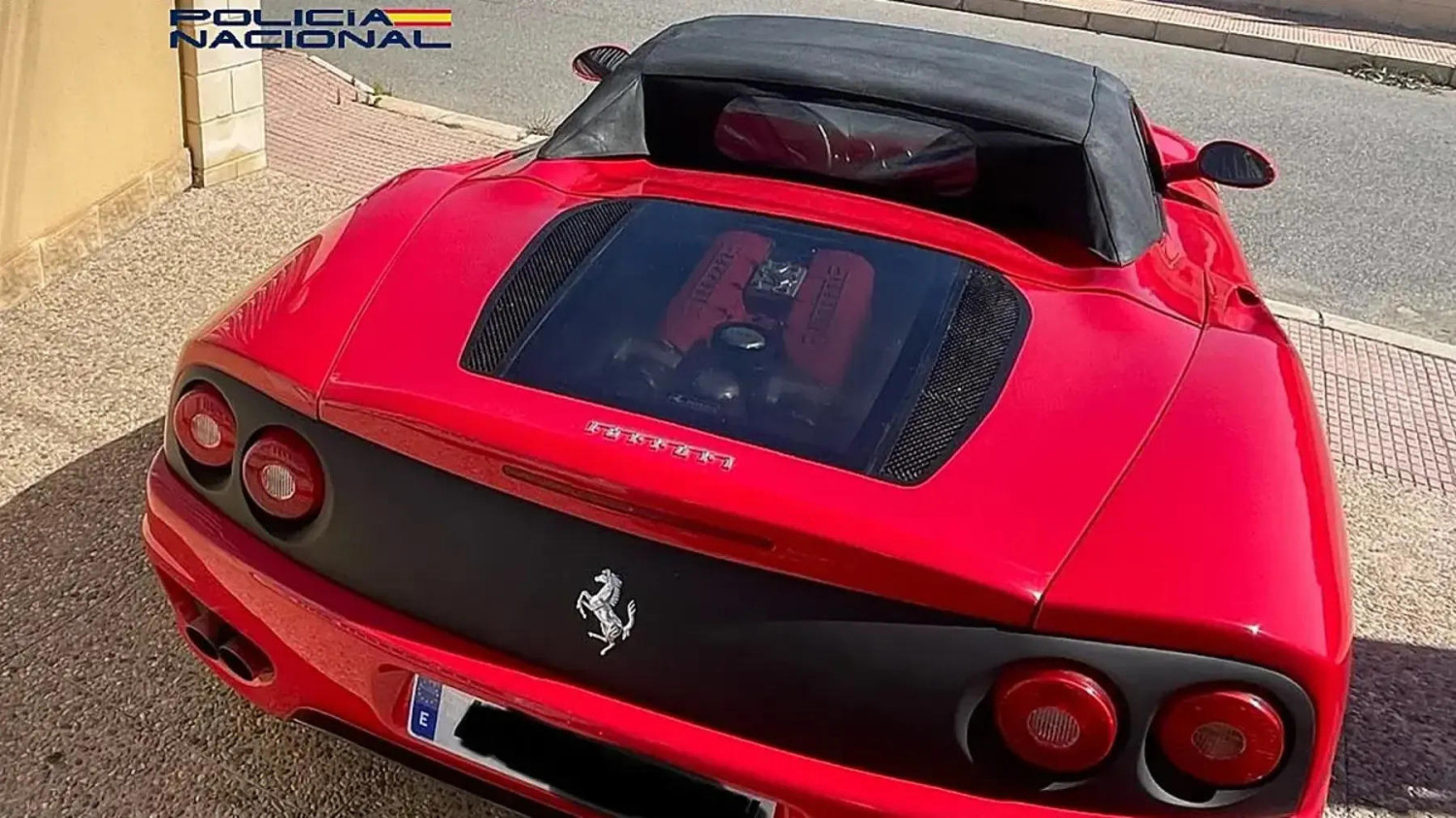 Pone a la venta un falso Ferrari y acaba detenido: el detalle que lo delató