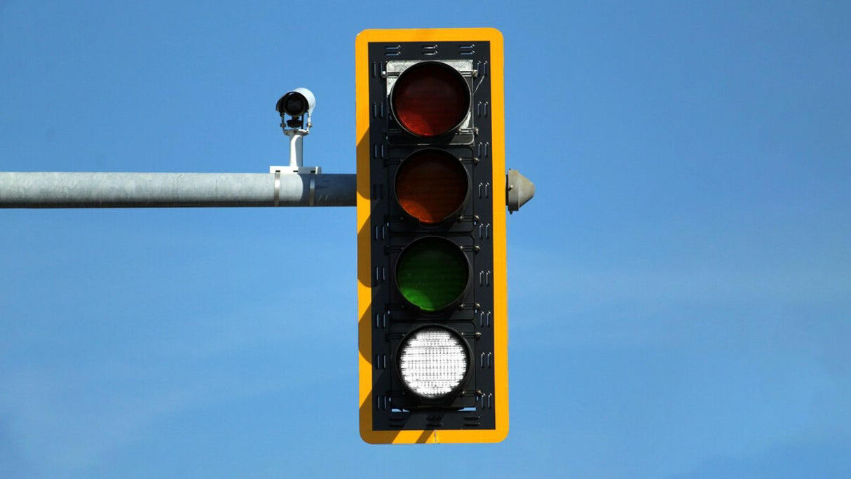 Así funcionan los semáforos de cuatro luces