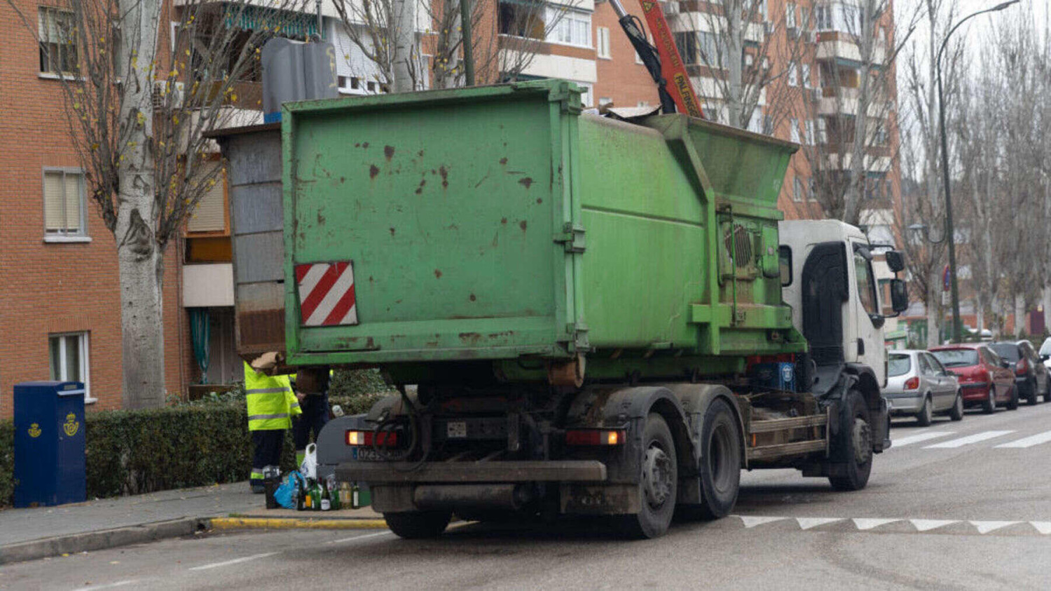 ¿Cuánto cobra el conductor de un camión de basura en España? El sueldo llama mucho la atención
