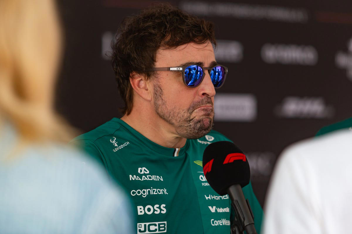 Fernando Alonso señala el actual problema de Aston Martin: “Te vas al muro y quedas en ridículo”