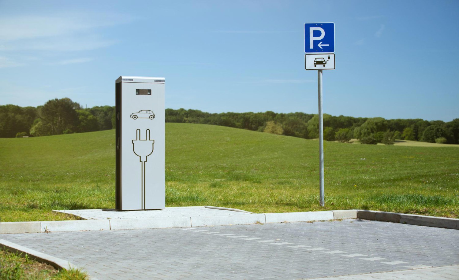 España supera los 56.000 cargadores para coches eléctricos, pero viajar no es fácil: 6 de cada 10 están en cuatro comunidades