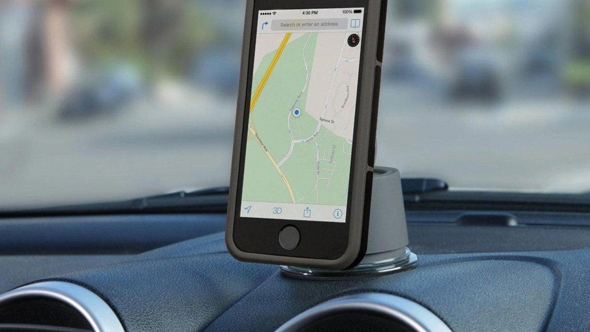 Multa de hasta 200 euros: la DGT avisa del error más común al colocar el soporte del móvil en tu coche