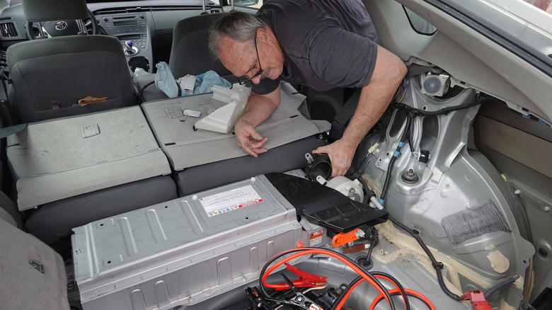 Here's what happens when a hybrid car's high-voltage battery runs out of power