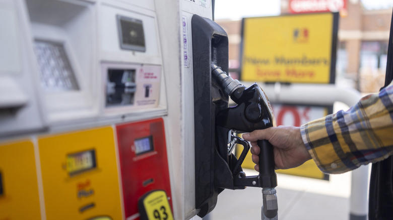 What is the 4-gallon minimum 'law' and which fuel type does it apply to?