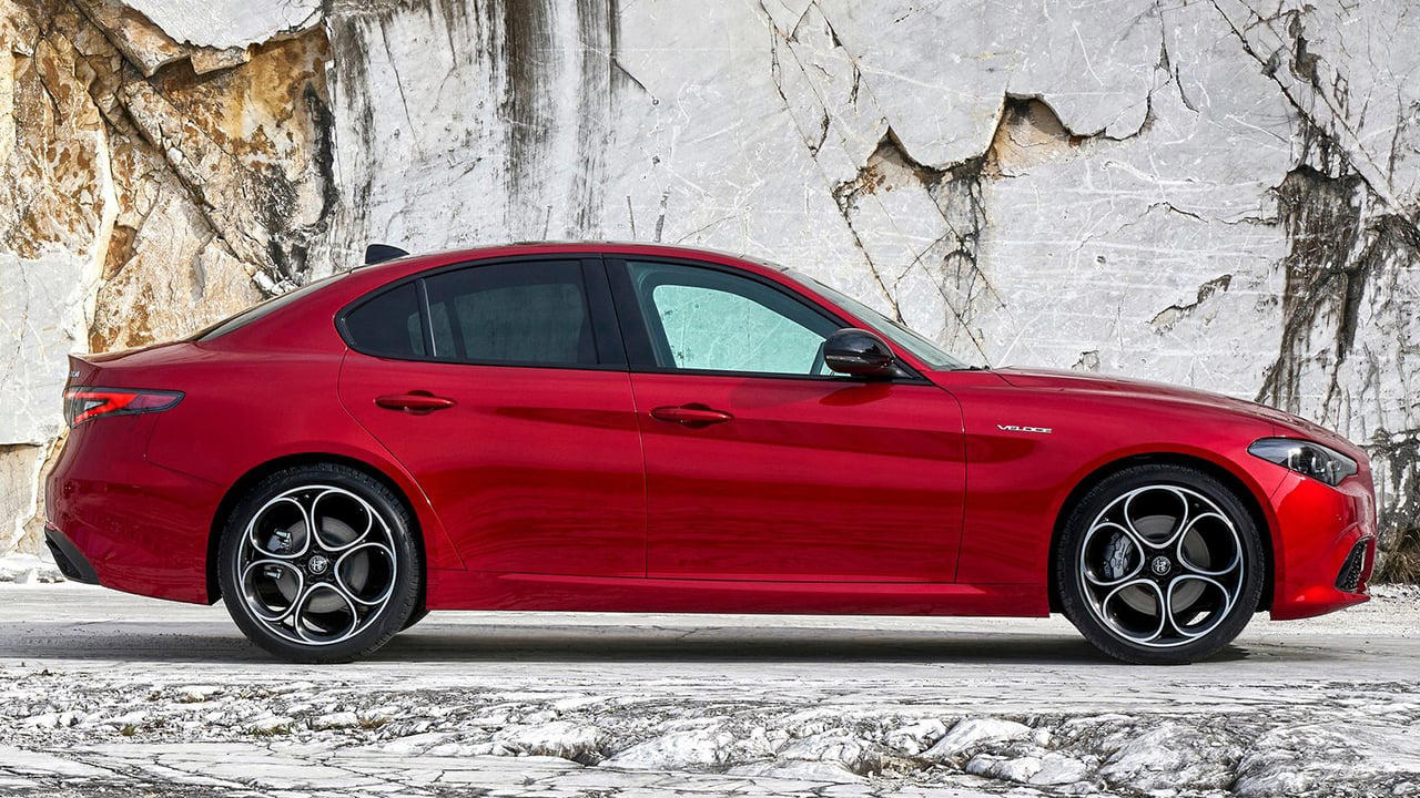 Con más de 9.000 € de descuento no tienes excusas, el sedán italiano que gana al BMW Serie 3 en dinámica revienta el segmento