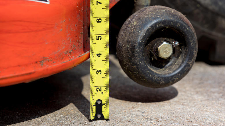 Should the front of a mower deck be higher than the back?