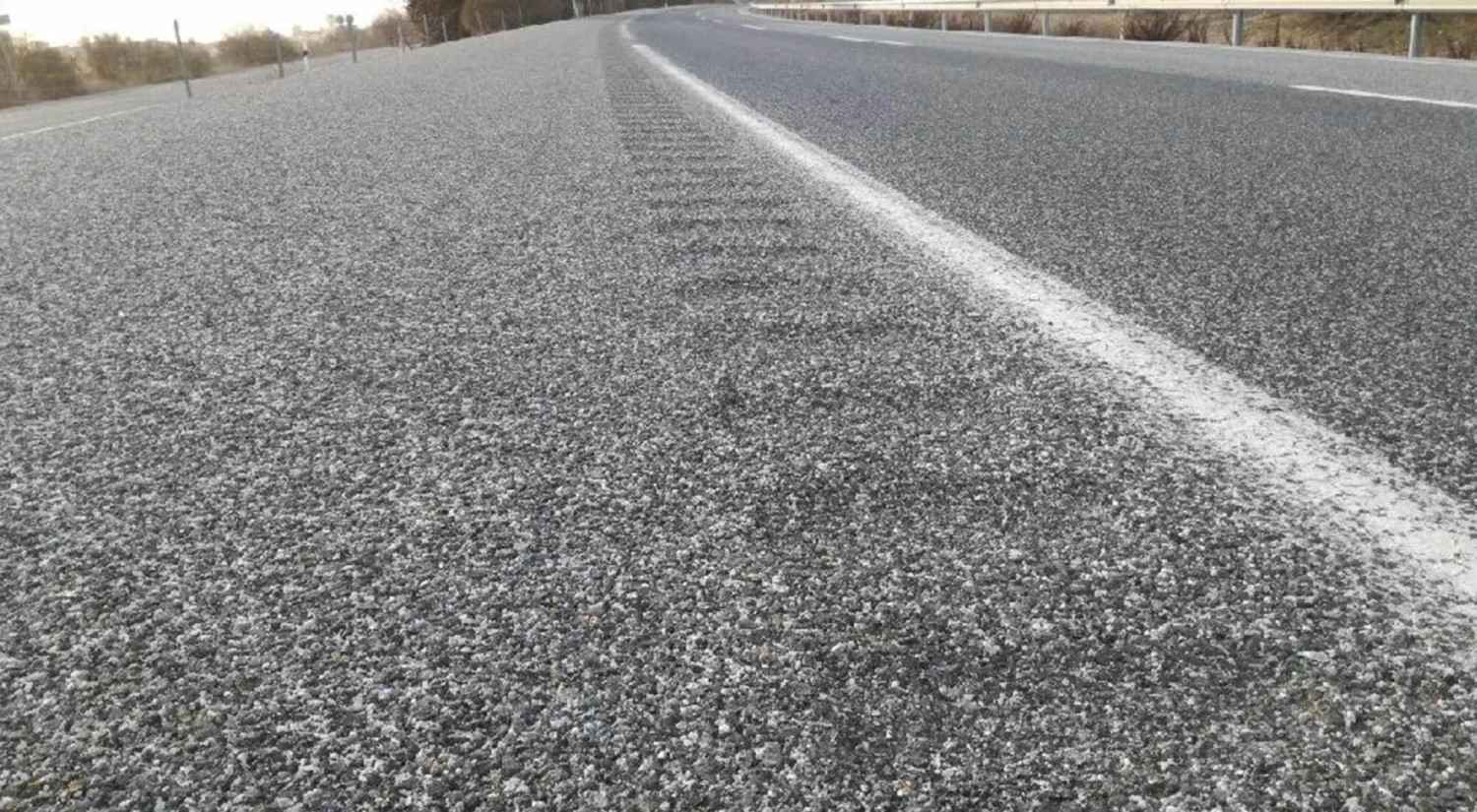 Por qué hace esto tu coche cuando pisas la línea blanca: es desagradable pero puede salvarte la vida