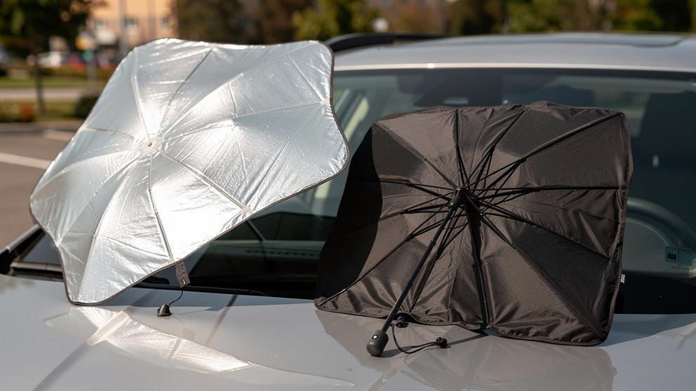 Si abrir la puerta del coche en verano ya da miedo, este protector solar delantero suena a remedio bastante sensato