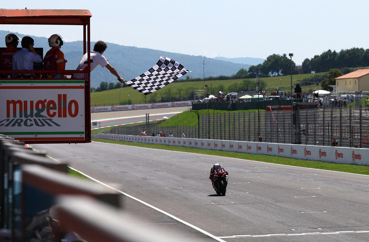 Centenariazo de Aprilia con Bezzecchi y Martín