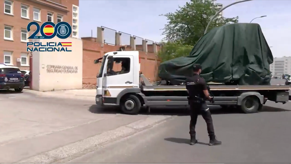 De Roma a Madrid: el viaje del Papamóvil, un Mercedes-Benz Clase G, en el Airbus A400M del Ejército