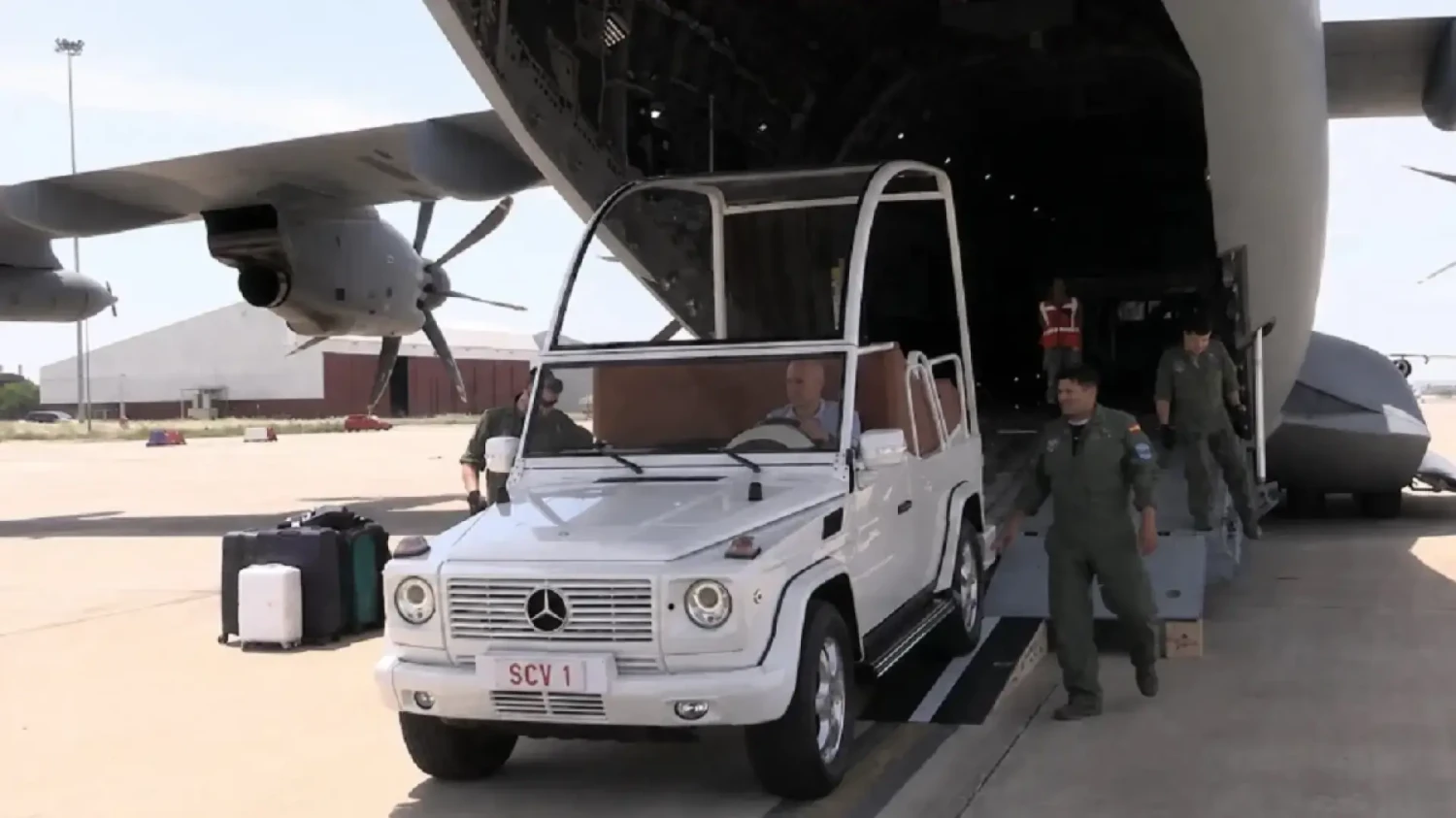 El papamóvil de León XIV ya está en Madrid y el Ejército español ha sido el encargado de transportarlo