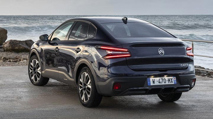 ¡Todavía quedan sedanes baratos! ¿FIAT Tipo o Citroën C4 X? La etiqueta ECO y 9.300 € de rebaja decantan la balanza