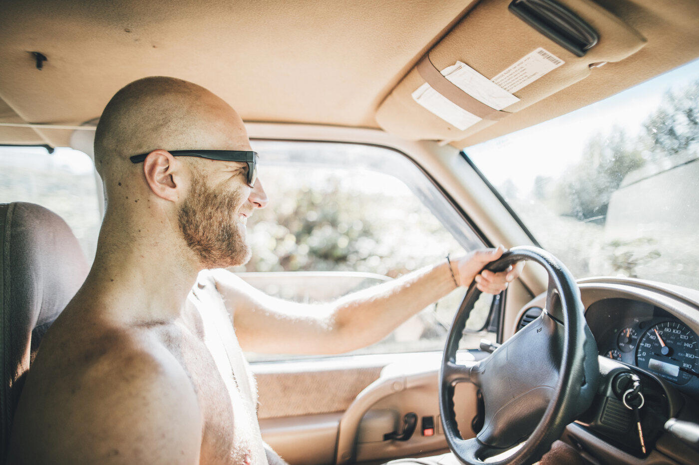 ¿Puedes conducir sin camiseta este verano? La DGT lo deja claro