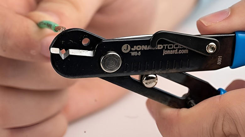 How to use a wire stripping tool (and which type you should be using)