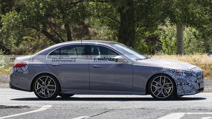 El Mercedes Clase C 2027 ya enseña sus novedades más importantes antes de enfrentarse al nuevo BMW Serie 3