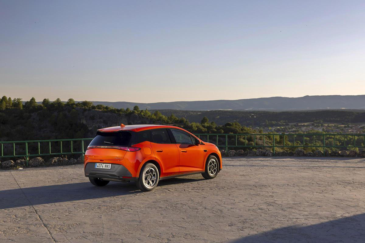 BYD Dolphin G DM-i: el nuevo híbrido enchufable del segmento B con etiqueta 0