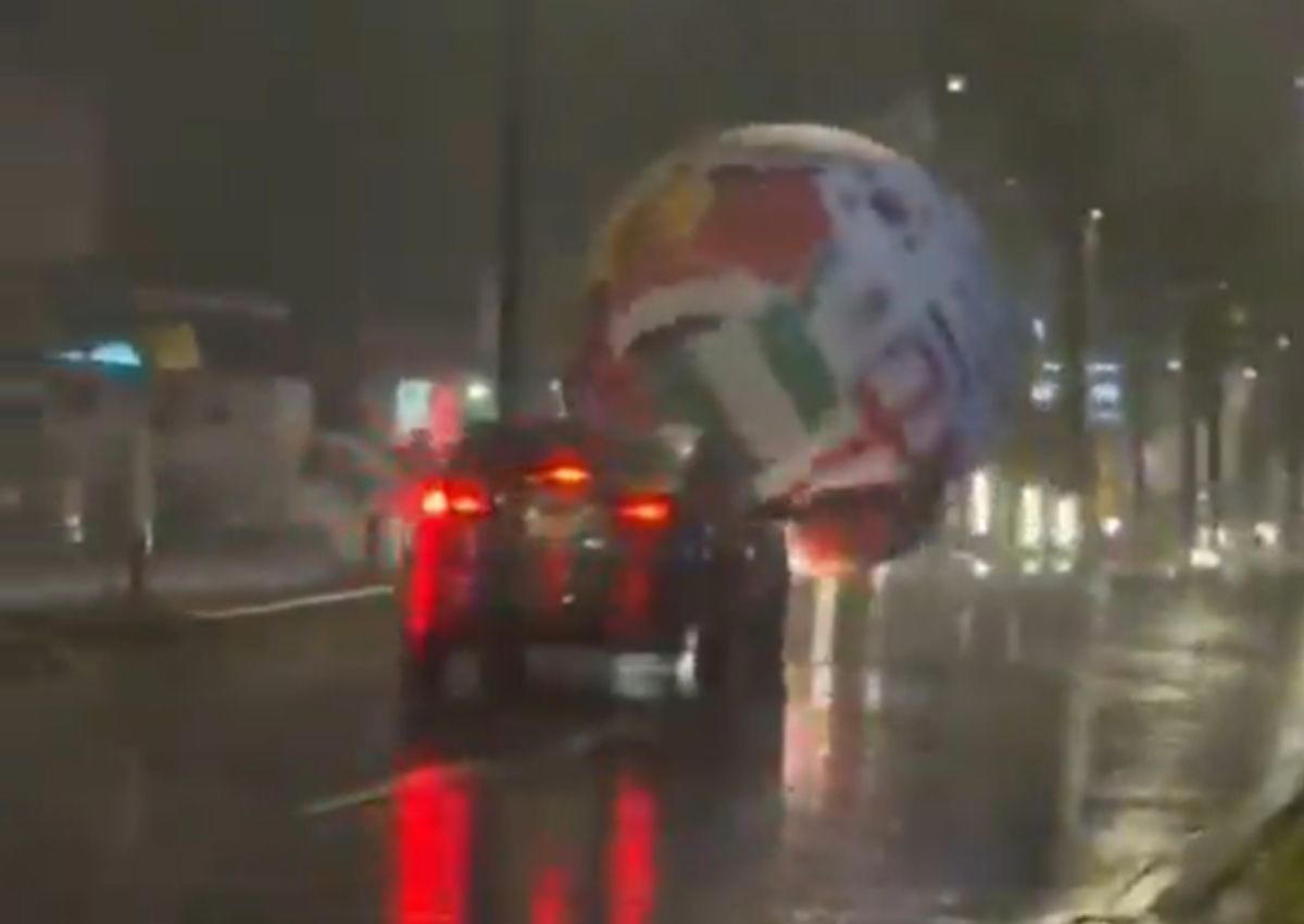 Un balón hinchable del Mundial 2026 irrumpe en una carretera y desata el caos: los conductores hicieron todo lo posible por esquivarlo