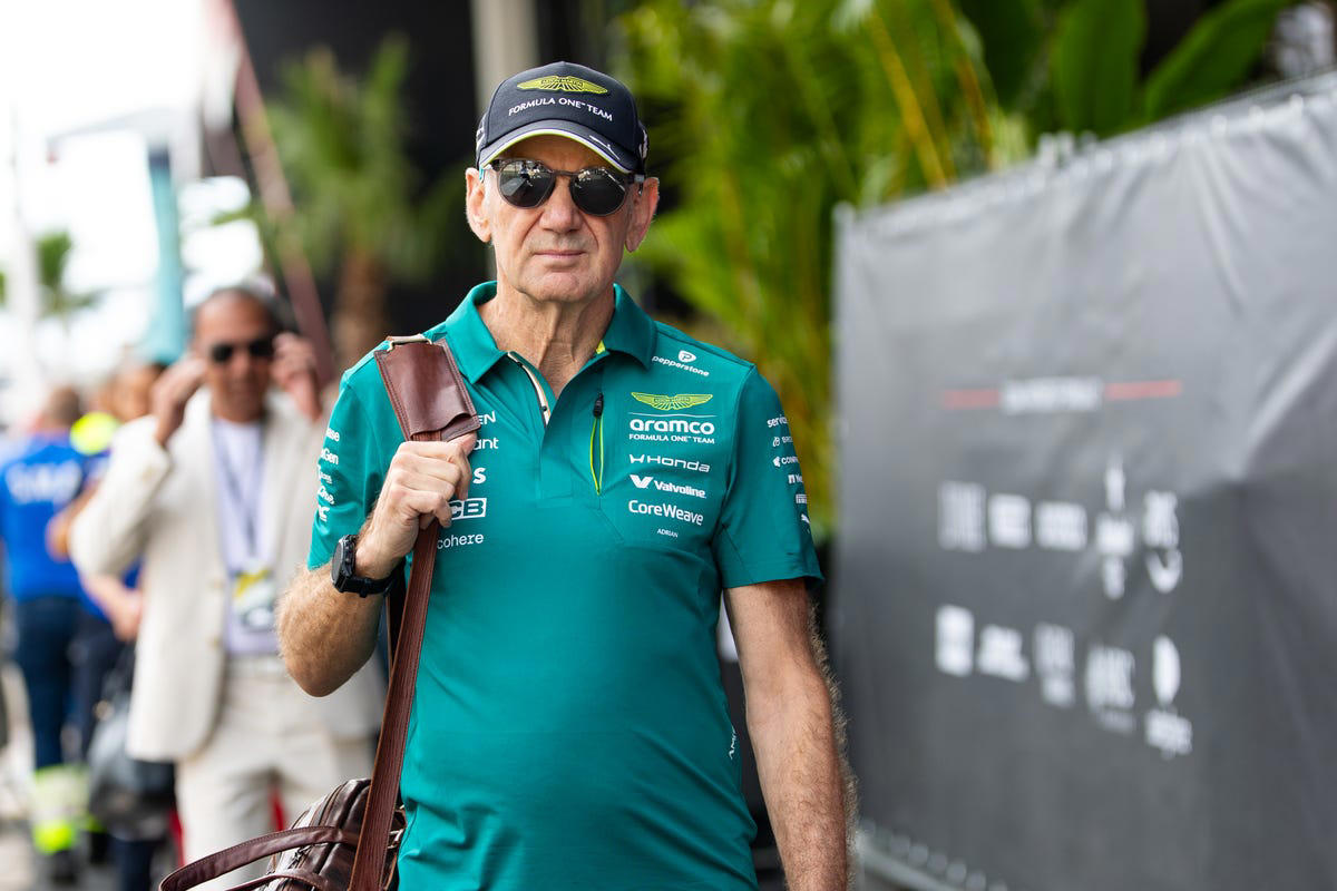 Adrian Newey ya habla de la última esperanza de Aston Martin: el AMR26B ya tiene fecha