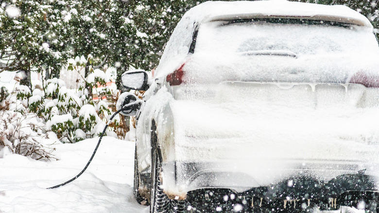 Do hybrid vehicles lose efficiency in temperature extremes the same way as EVs?