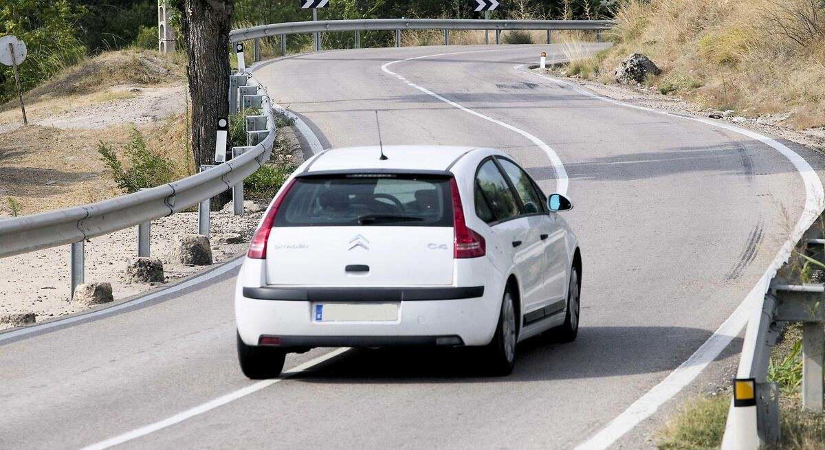 Confirmado por la justicia: la DGT tendrá que reembolsar las multas de 200 euros a los conductores grabados pisando una línea continua