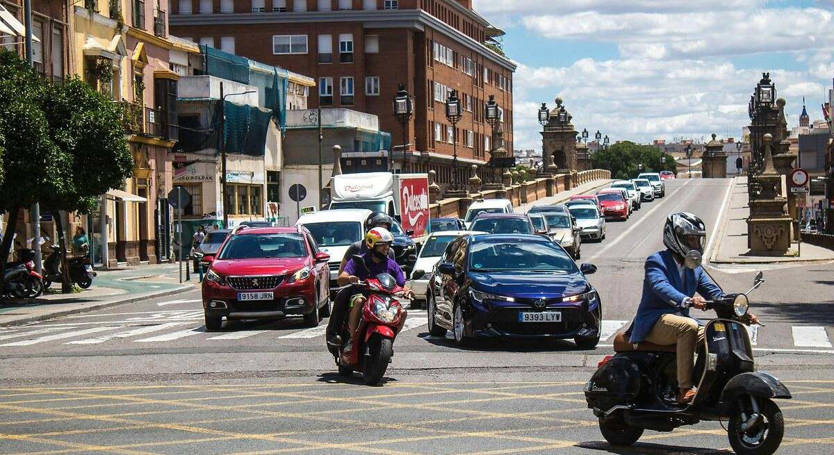 Expertos y fabricantes lo tienen claro: Europa funcionaría mejor si millones de conductores cambiasen el coche por la moto