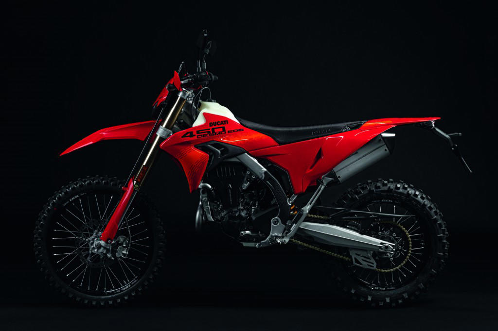Nueva Ducati Desmo450 EDS: así es la primera moto de enduro moderna de la marca italiana