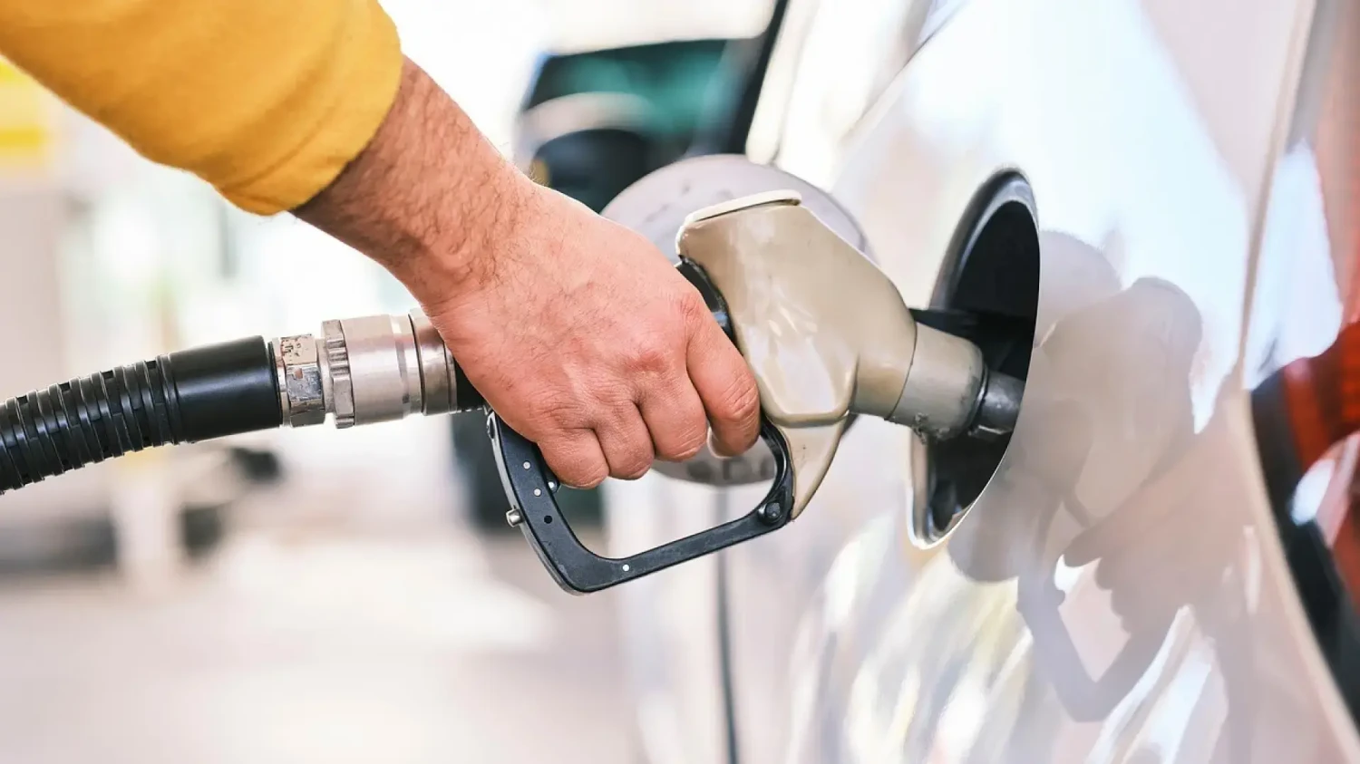 La Policía alerta de la nueva estafa del 'tornillo en el surtidor de gasolina': 