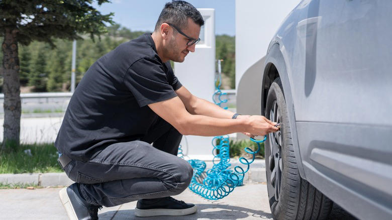 Can you leave your car running while you put air in the tires?