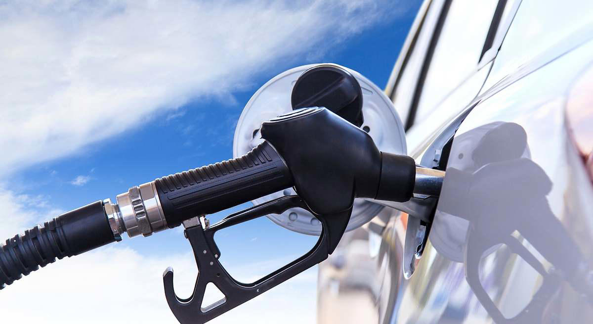 Un experto en motor revela cuatro trucos para ahorrar dinero en combustible: "Si ves el camión que abastece la gasolinera, vuelve más tarde"