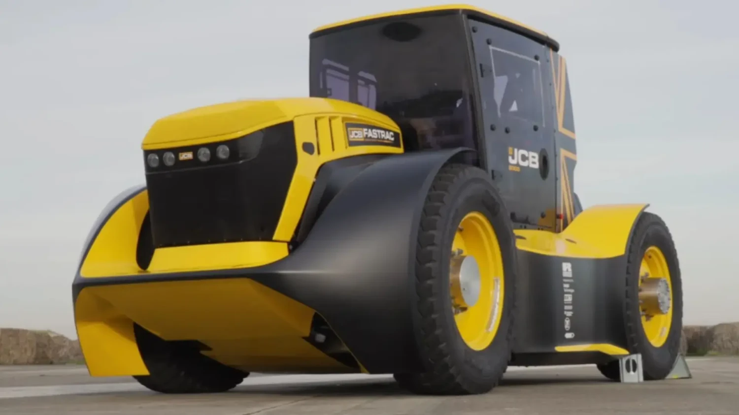 El tractor más rápido del mundo alcanzó la velocidad máxima de 247,6 km/h a pesar de sus 5 toneladas gracias a su motor diésel 7.2 de 1.016 CV