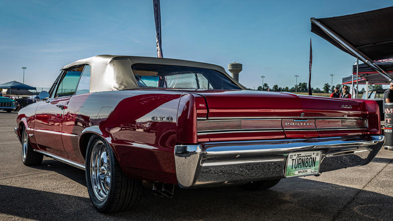 What made the 1964 Pontiac GTO a legendary part of muscle car history