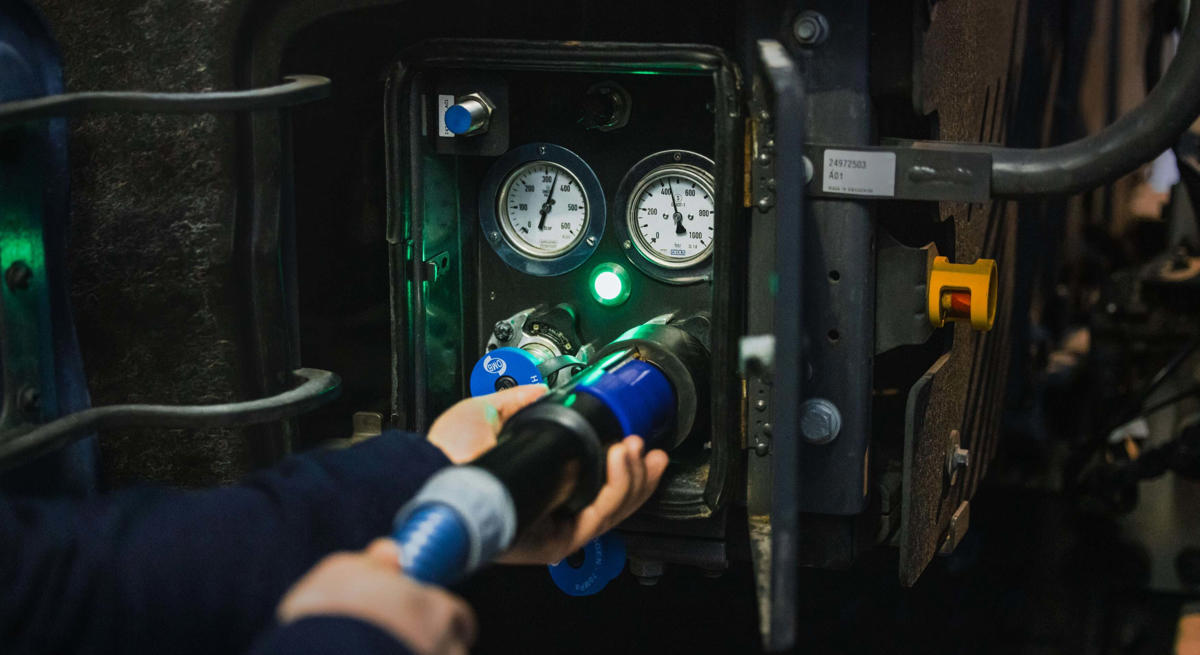 Volvo prueba camiones de hidrógeno con rendimiento similar al diésel y sin emisiones