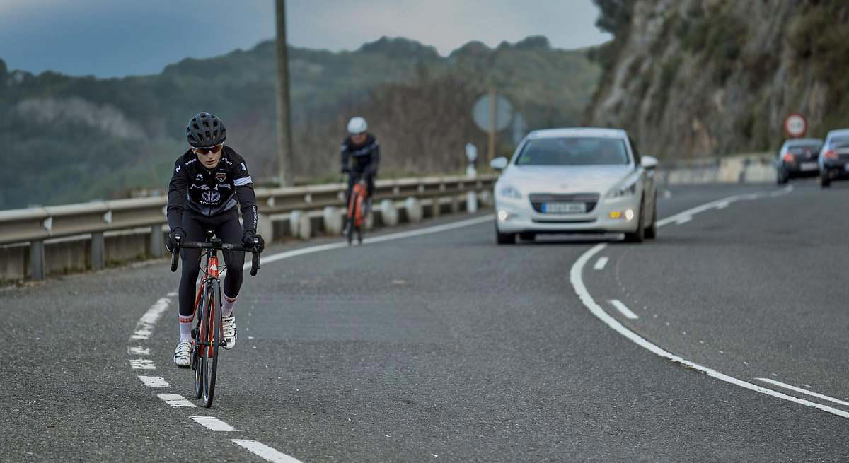 Para adelantar ciclistas no basta con respetar la distancia lateral: la otra norma que implica multas