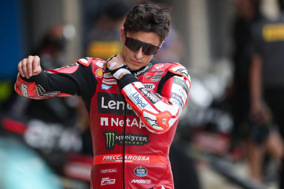 Una leyenda de MotoGP analiza el físico de Marc Márquez ante el salto de Jorge Martín: "Es grave"