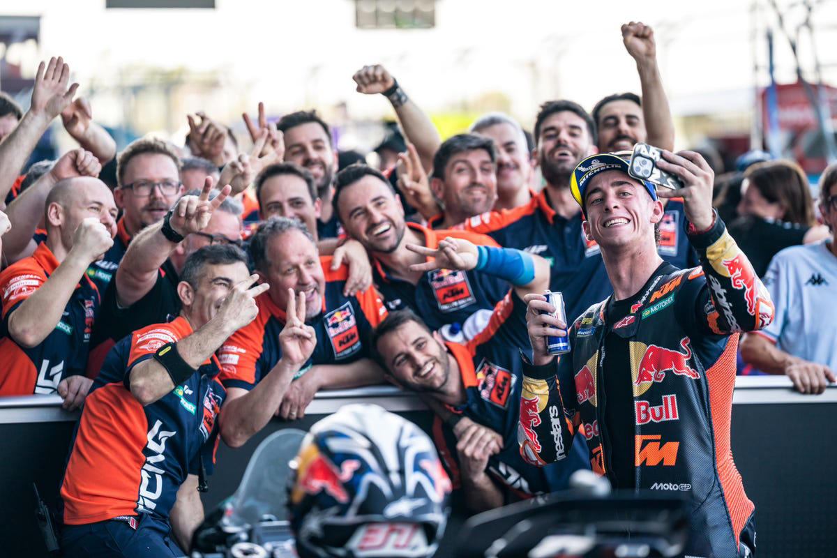 Un experto en MotoGP analiza la madurez de Pedro Acosta para medirse a Marc Márquez: "Es inhumano"