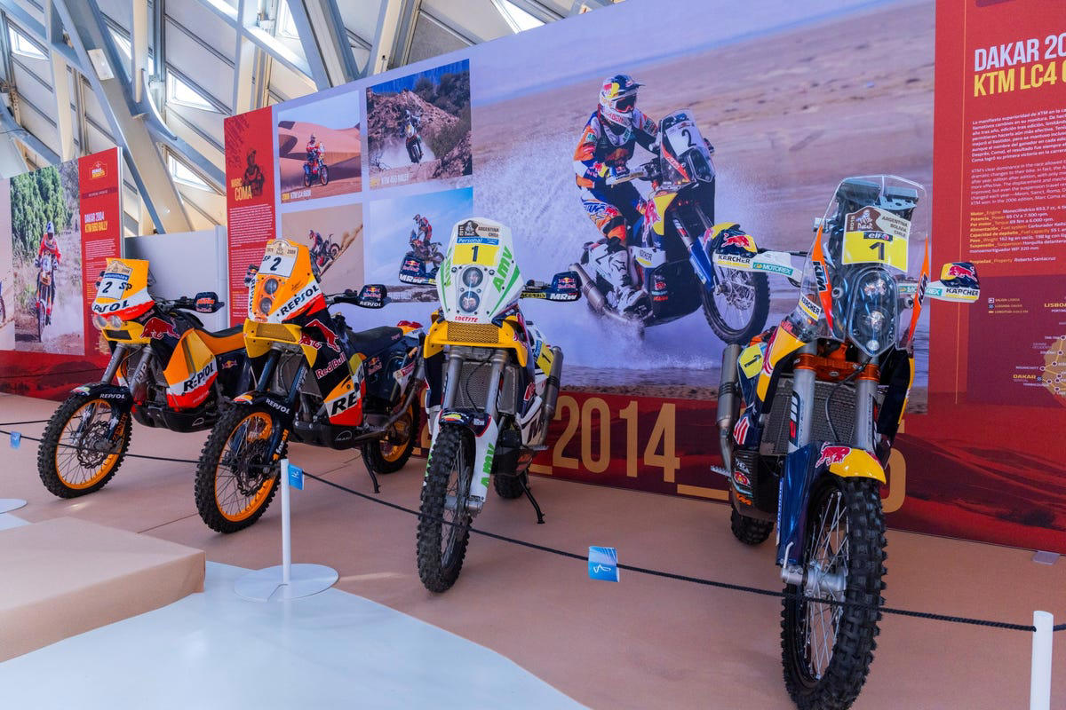 Reinas del desierto: las motos que han hecho historia en el Dakar gracias a los pilotos españoles